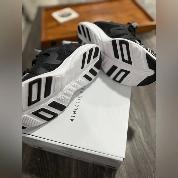 NWT-In Box APL Women's Ascend Sneakers - Picture 4 of 8